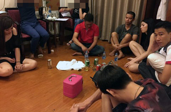 Hiện trường bắt quả tang các đối tượng đang sử dụng ma túy tại khách sạn A25. Ảnh: CQĐT cung cấp