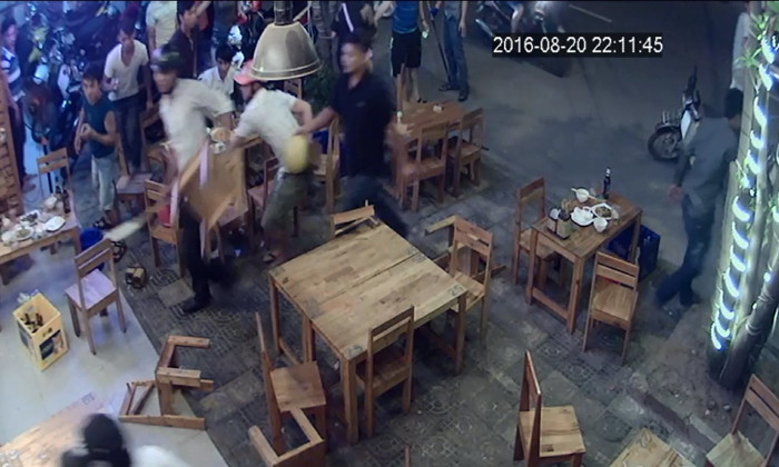 Hình ảnh nhóm thanh niên xông vào quán đập phá, hành hung người được camera của quán ghi lại