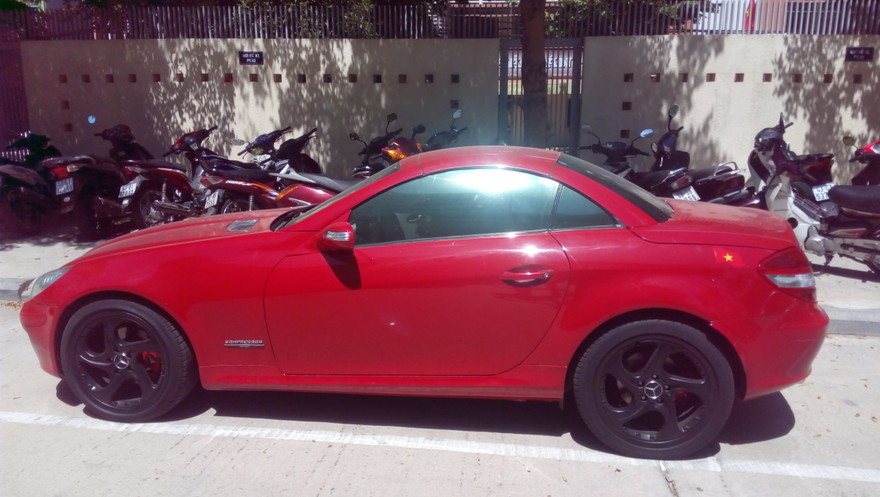 Chiếc xe bị lực lượng chức năng tạm giữ