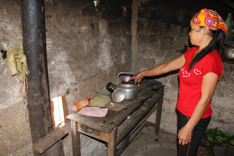 Chị H. chỉ vào chiếc ấm mà Lài đã đổ thuốc sâu vào