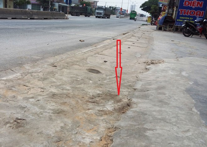 Nơi người dân đánh người đàn ông lạ mặt, vết máu còn lại hiện trường (mũi tên đỏ) mặc dù chủ nhà đã dùng nước lau. Ảnh: Phạm Hòa