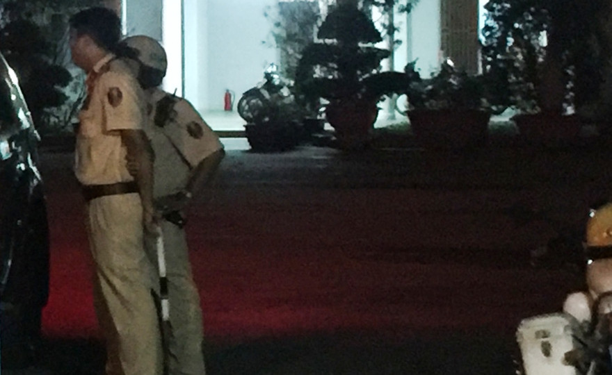 2 CSGT cùng sự hỗ trợ của người dân đã nhanh chóng khống chế 3 nghi can người nước ngoài có liên quan đến vụ cướp tài sản ở tỉnh Ninh Thuận tháo chạy về Sài Gòn