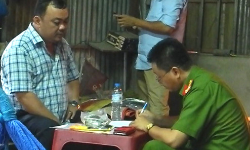 Công an lấy lời khai Nguyễn Văn Thảo, Giám đốc Công ty TNHH TMDV Mạnh Phát Thảo. Ảnh: Ngọc Hậu