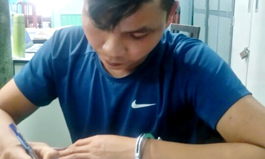 Sau khi lấy trộm 5 con heo đất cùng nhiều tài sản, tên Phương đã ra giữa giao lộ mổ heo để gom tiền rồi mới bỏ trốn