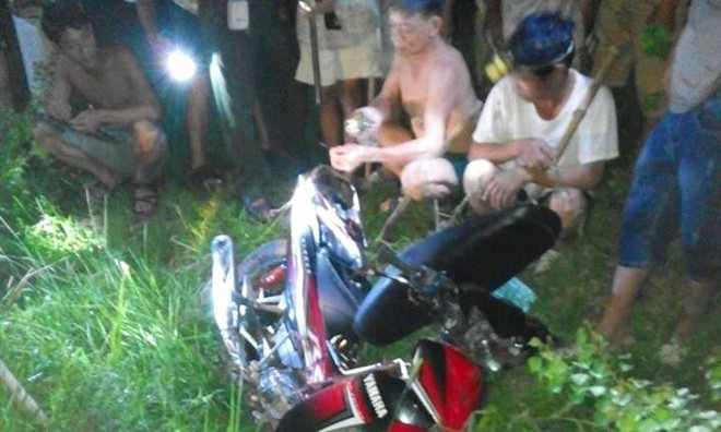 Xe máy hai thanh niên trộm chó để lại ở bờ ruộng. Ảnh: Xuân Đức