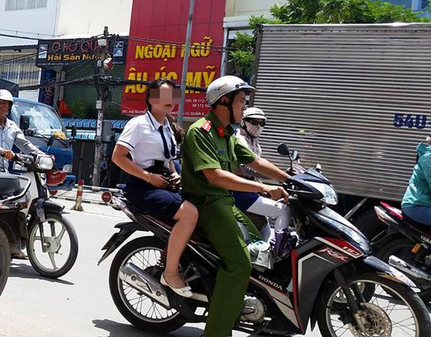 Một nữ sinh bị công an đưa về trụ sở làm rõ