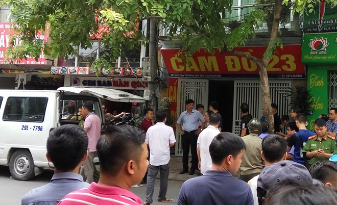 Khi vụ việc xảy ra, đại tá Nguyễn Duy Ngọc - Phó giám đốc, Thủ trưởng cơ quan cảnh sát điều tra Công an Hà Nội - đến hiện trường chỉ đạo lực lượng phá án. Ảnh: Hoàng Lam