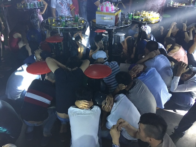 Khi lực lượng chức năng ập vào quán bar Diamond, hơn 100 nam nữ thanh niên đang quay cuồng trong tiếng nhạc