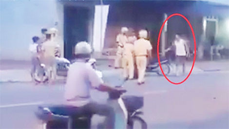 Vũ Thành Chung dùng gậy đánh CSGT. Ảnh cắt từ clip