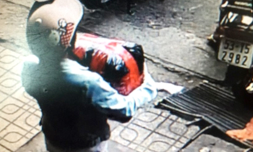 Bé gái con của Mai trộm gói đồ bị camera ghi lại