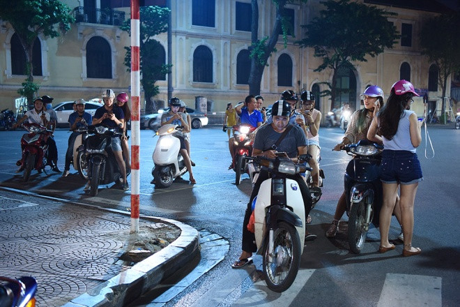 Những địa điểm công cộng nổi tiếng ở Hà Nội thường là nơi có nhiều Pokestop và các loại Pokemon. Trong ảnh: 22h đêm, các bạn trẻ chơi Pokemon tập trung trước tượng đài Cảm tử cho Tổ quốc quyết sinh, cạnh đền Bà Kiệu