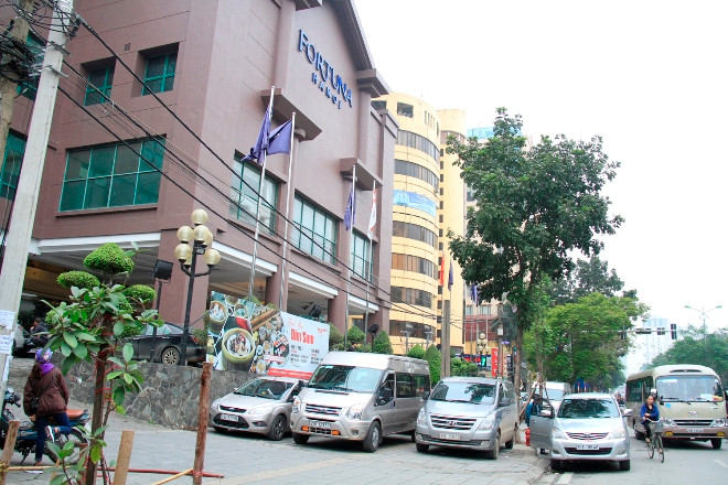 Xe ô tô đỗ kín vỉa hè trước khách sạn Fotuna Hà Nội trên phố Láng Hạ (phường Thành Công, Ba Đình, Hà Nội). Ảnh: Trường Phong