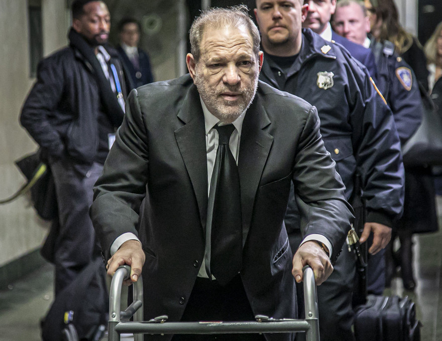 Harvey Weinstein rời Toà án Tối cao Manhattan hồi tháng 1/2020. Ảnh: AP