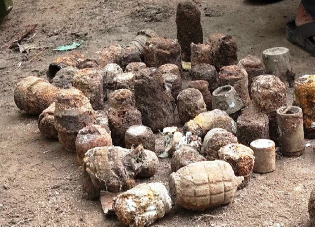 Số bom, mìn, đầu đạn cũ... ở vườn nhà ông Đen