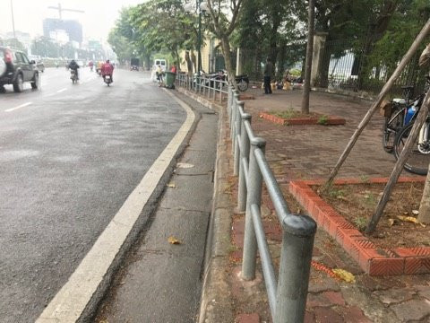 Tranh cãi xung quanh việc lắp barie trên vỉa hè Hà Nội