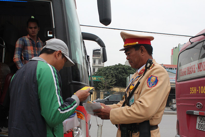 CSGT hóa trang ghi hình xử lý xe khách trước dịp Tết Nguyên đán