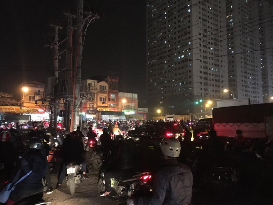 Kẹt xe kinh hoàng: Vì sao Cầu Tó ‘thất thủ’?