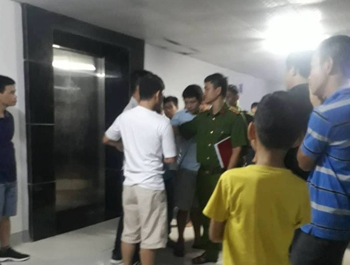 Công an có mặt tại tòa chung cư nơi xảy ra vụ việc.