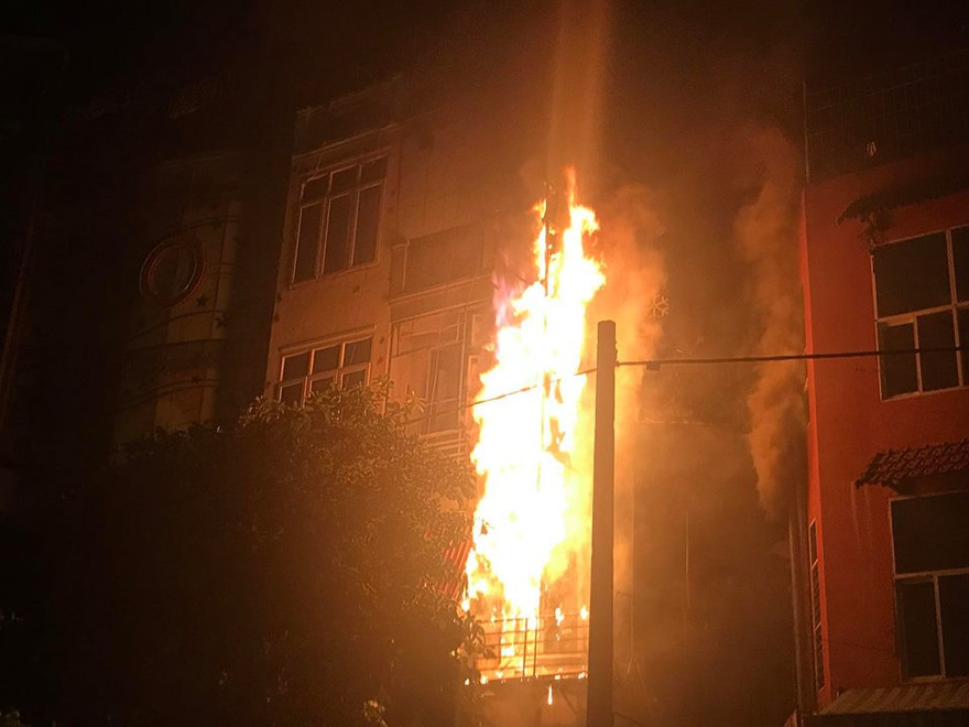 Ngọn lửa bùng lên dữ dội bên ngoài quán massage.