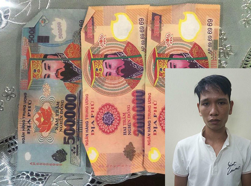 Phong cùng số tiền âm phủ trả lại cho du khách nước ngoài.