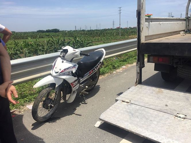 Chiếc xe máy chở hai nạn nhân.
