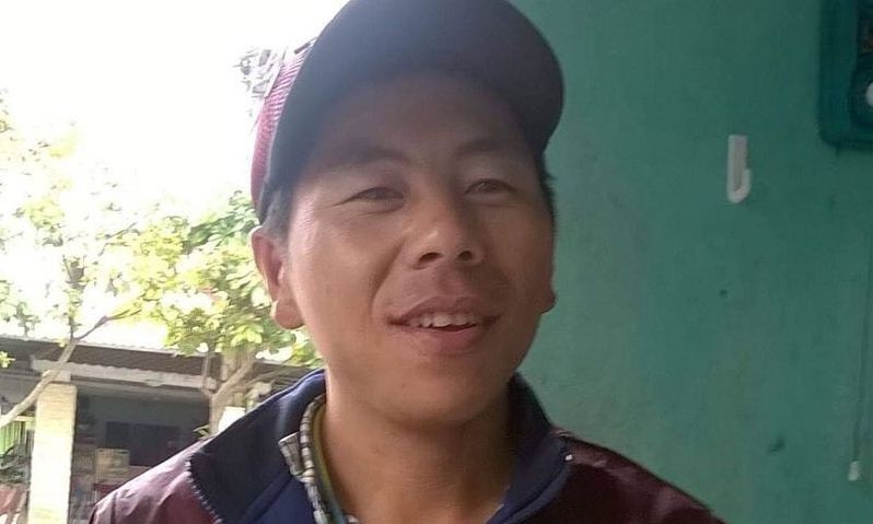 Đối tượng đổ keo 502 lên người phụ nữ.