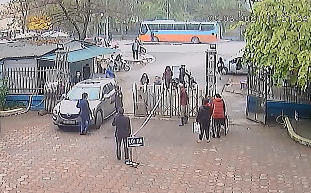 Hình ảnh chiếc ô tô lao thẳng vào bệnh viện dù bị ngăn cản. 