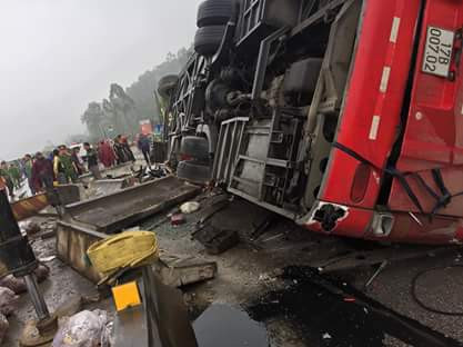 Hiện trường vụ lật xe 