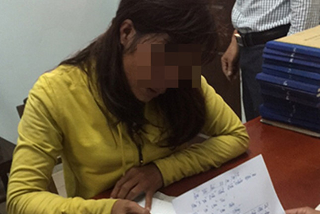 Chị Bé viết tường trình sự việc tại chính quyền xã Diễn Hạnh. 