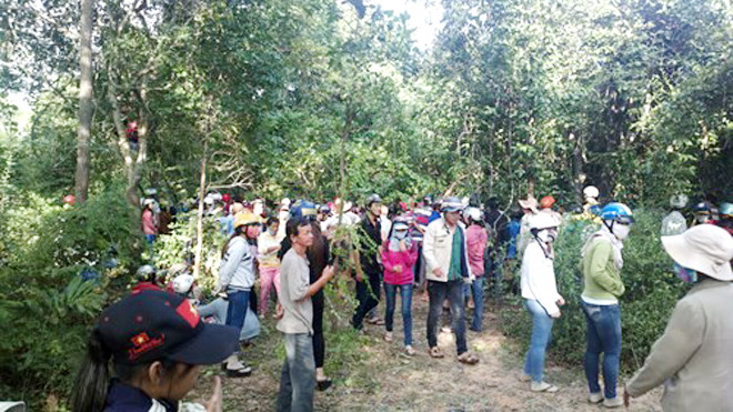 Rất đông người dân hiếu kỳ nghe tin đã băng rừng vào xem.. Ảnh: Pháp luật TP.HCM