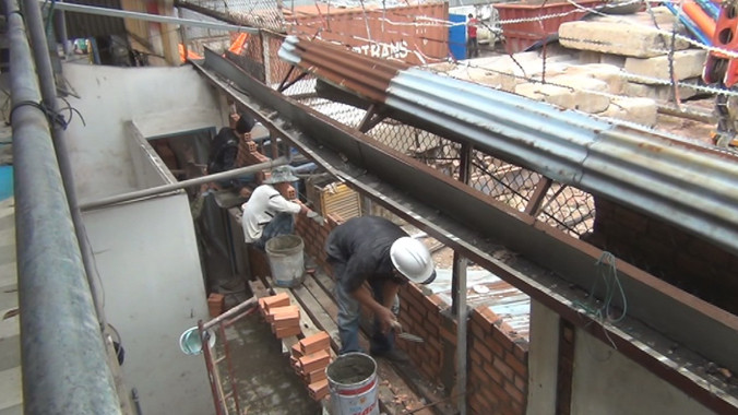 Phần bức tường bị cần cẩu làm sập