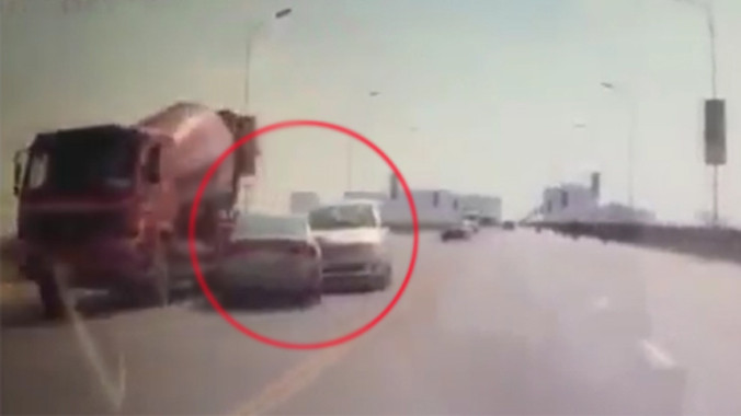 Hai ôtô đâm trực diện trên cầu Vĩnh Tuy