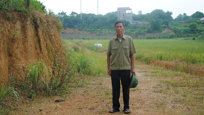 Ông Thực trên con đường mới mở qua vùng đồi gò