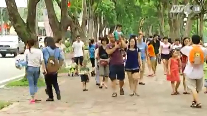 Người Hà Nội thích thú đón gió lạnh đầu mùa