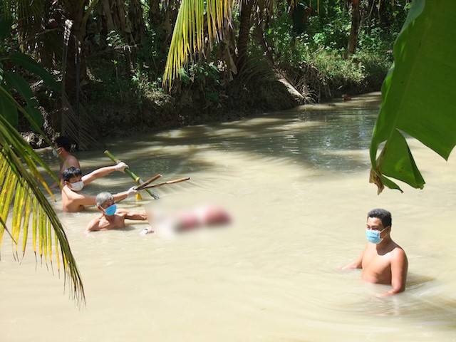 Cảnh sát khám nghiệm hiện trường, nơi phát hiện thi thể nạn nhân. Ảnh: Công an Trà Vinh