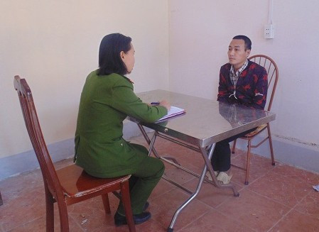 Cơ quan chức năng tiến hành khai quật tử thi nạn nhân, phục vụ công tác điều tra vụ án