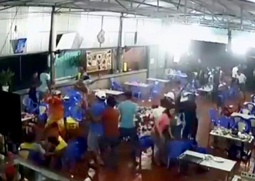 Cảnh truy sát bên trong quán nhậu ở Ngãi Giao tối 1/12. Ảnh: Cắt từ video