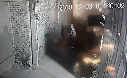 Một trong số kẻ côn đồ đang có hành động đe doạ gia đình ông Bình. Ảnh cắt từ clip