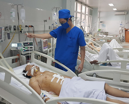 Hai nạn nhân đang được cấp cứu tại bệnh viện.