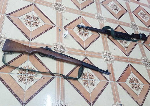 Hai khẩu súng Hiếu trộm tại cơ quan để gây án. Ảnh: Báo Gia Lai