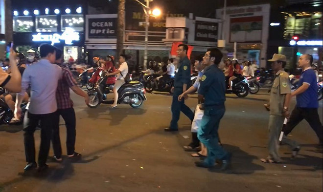 Lực lượng chức năng bắt một người đốt pháo sáng