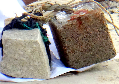 Hai cục đá được buộc vào chân người đàn ông