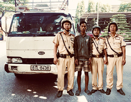 Tổ CSGT bắt nghi can trộm xe. Ảnh: Công an cung cấp