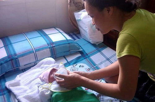 Bé trai đang được người nhà Phó công an xã Quang Trung (huyện Thống Nhất, Đồng Nai) chăm sóc