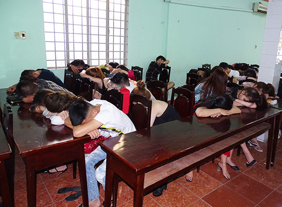 Nhóm thanh niên nam nữ tại cơ quan công an