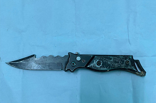 Con dao bấm ông Sỹ dùng đâm chết người. Ảnh: Công an Bố Trạch