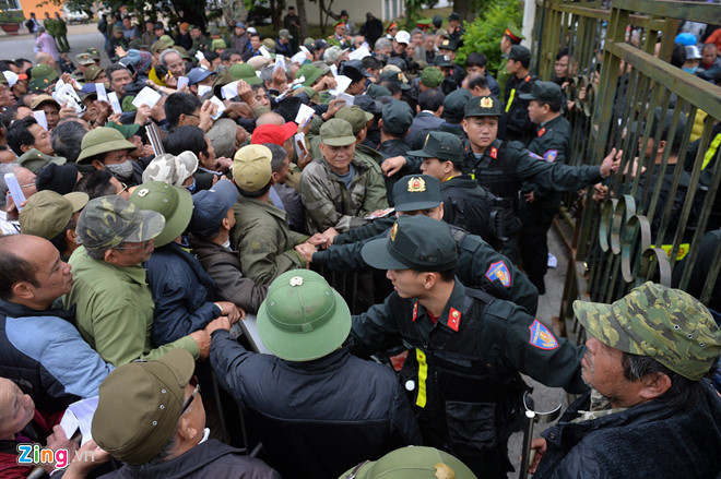 Nhiều người tập trung tại cổng Liên đoàn bóng đá Việt Nam để mua vé ưu tiên hôm 10/12