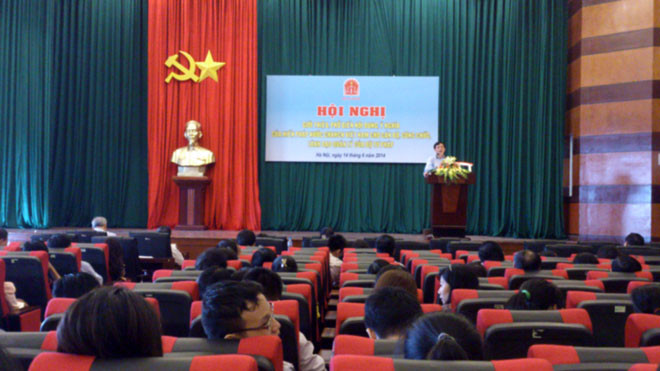 Các đại biểu nghe PGS.TS Hoàng Thế Liên, nguyên Thứ trưởng Bộ Tư pháp giới thiệu những nội dung cơ bản, những điểm mới của Hiến pháp 2013