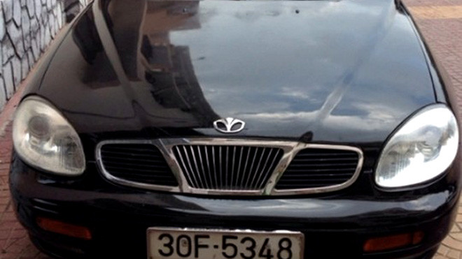 Hai thanh niên dùng súng nhựa dọa bắn người đi đường