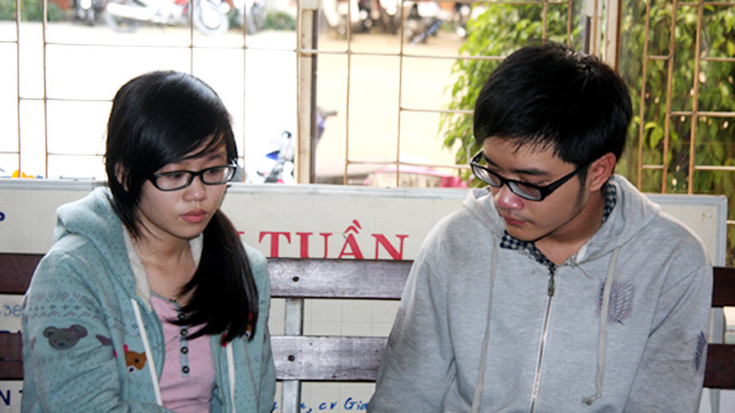 Duy và Linh tại cơ quan điều tra. Ảnh: Q.T